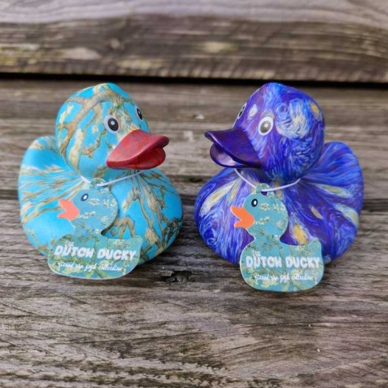 Gummiente „bedeckt“ mit einem weltberühmten Gemälde „Die Sternennacht“ von Vincent Van Gogh. Ein Stück niederländische Kunst auf einer Gummiente!!
