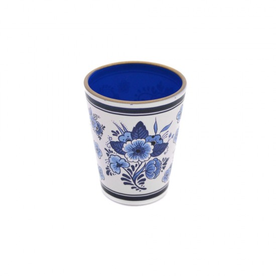 Rundum verziertes Schnapsglas mit dem klassischen traditionellen Delfter Blau-Blumenmotiv