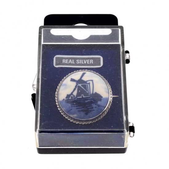 Silberbrosche mit Delfter Blaustein mit Mühle in Landschaft. Der Schmuck ist in einer transparenten Box verpackt.