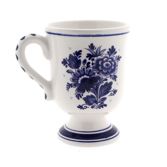 Delft blue mug on foot, classically decorated with a windmill in a typical Dutch landscape with the text Holland. The back of the coffee mug is decorated with Delft blue flowers.