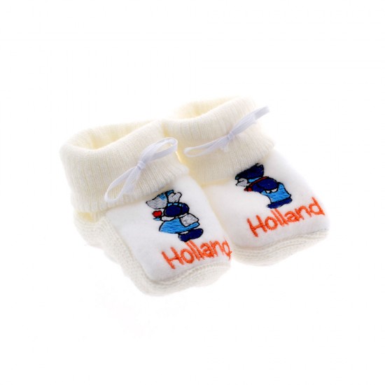 Gestrickte Babyschuhe mit einem gestickten küssenden Paar und dem Text Holland in Orange