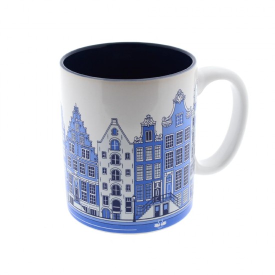 Rundum verzierter Becher mit Grachtenhäusern und dem Text „Amsterdam“ im Delfter Blau-Stil. Diese Tasse ist in einer passenden Geschenkbox verpackt. 