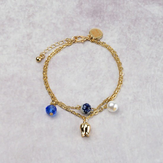 Wunderschönes goldfarbenes Armband mit einer Perle in Perlmuttoptik, einer transparenten blauen Perle, einer handbemalten Delfter blauen Perle und einem Tulpenanhänger