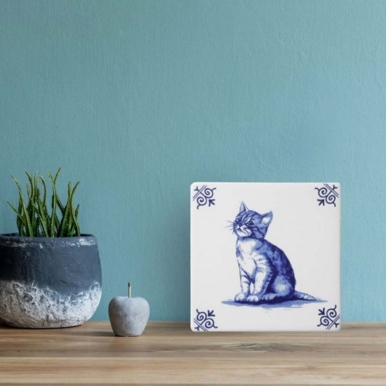 Fliese mit Delfter Blau-Dekor einer Katze. Eine schöne, robuste Fliese aus Delfter Blau-Steingut. 