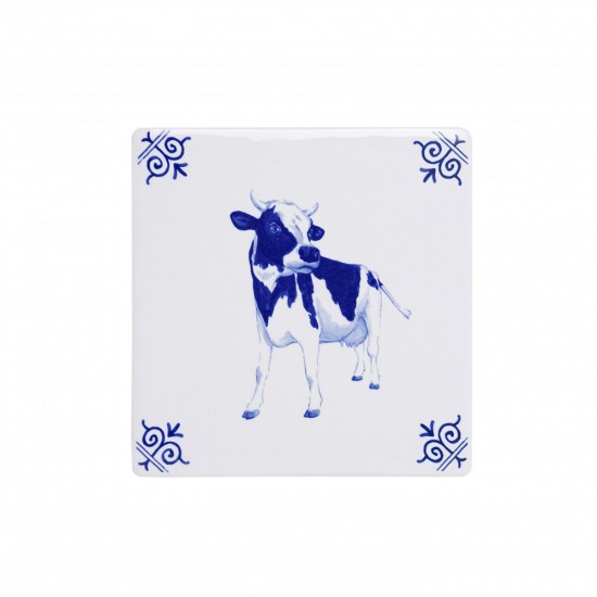 Fliese mit Delfter Blau-Dekor einer Kuh. Bei der Kuh handelt es sich um eine Holstein Friesian, eine niederländische Milchkuh, die auf der ganzen Welt für ihre hohe Milchleistung und ihr schönes schlankes Aussehen bekannt ist. Eine schöne, robuste Fliese 