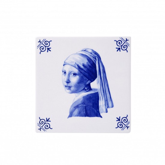 Tegel met een Delfts blauwe decoratie van Het meisje met de parel, een wereldberoemd schilderij van de Nederlandse meester Johannes Vermeer. Een mooie stevige tegel van Delfts blauw aardewerk.
