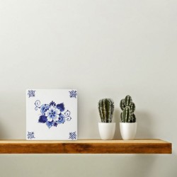 Delfter blaue Fliese mit Ochsenkopf-Eckmotiv - Blume Delfter blaue Fliese mit Ochsenkopf-Eckmotiv - Blume