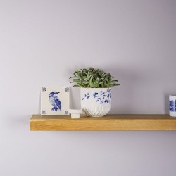 Delfter blaue Fliese mit Ochsenkopf-Eckmotiv - Eisvogel Delfter blaue Fliese mit Ochsenkopf-Eckmotiv - Eisvogel