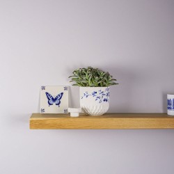 Delfter blaue Fliese mit Ochsenkopf-Eckmotiv - Schmetterling Delfter blaue Fliese mit Ochsenkopf-Eckmotiv - Schmetterling