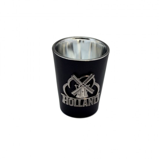 Mattschwarzes Schnapsglas mit einer Metallplakette mit dem Symbol einer typisch holländischen Windmühle und dem Text Holland