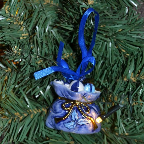 Delft blue gift bag with gifts, a gold teddy bear and gold ribbon. Very detailed Christmas ornament with blue hanging ribbon.