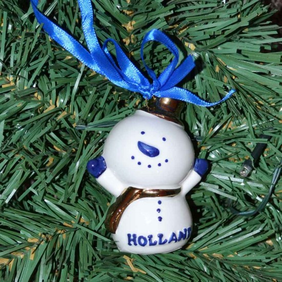Delfter blauer Weihnachtsanhänger mit einem Schneemann mit goldener Mütze und Schal und dem Text Holland