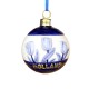 Delfter blaue Weihnachtskugel mit geprägten Tulpen und dem Text Holland in Gold.
