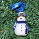 Delfter blauer Weihnachtsbaumanhänger eines Schneemanns mit goldenem Hut.