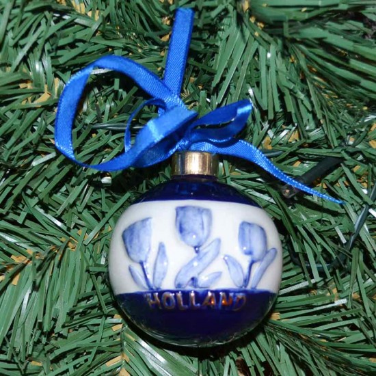 Delfter blaue Weihnachtskugel mit geprägten Tulpen und dem Text Holland in Gold.