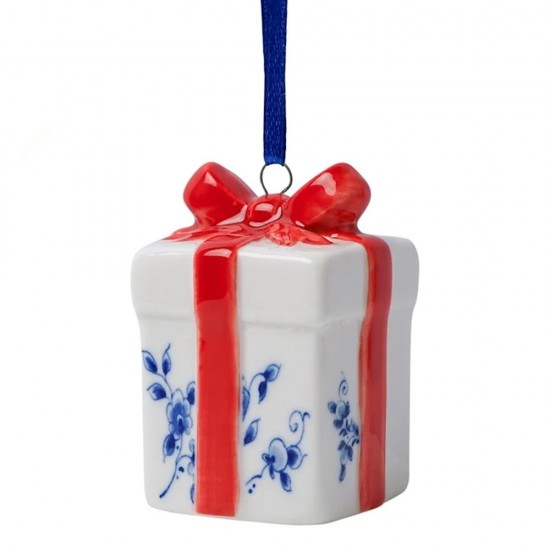 Keramik Weihnachtsanhänger in 3D mit Delfter blauen Blumen und rote Schleife verziert.