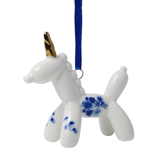 Keramik-Weihnachtsschmuck eines Ballontiers in Form eines Einhorns mit einem goldfarbenen Horn, verziert mit delfter blauen Blumen