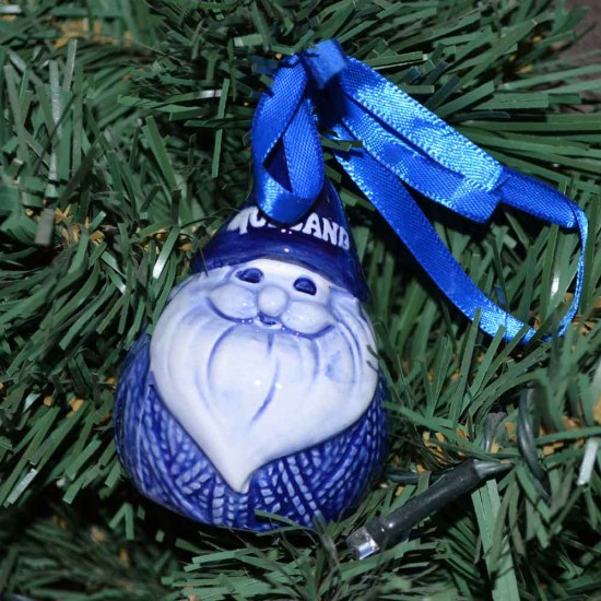Delfter blauer Weihnachtsmann Holland mit warmem Wollpullover. Wunderschöner Weihnachtsschmuck mit blauem Band zum Aufhängen.