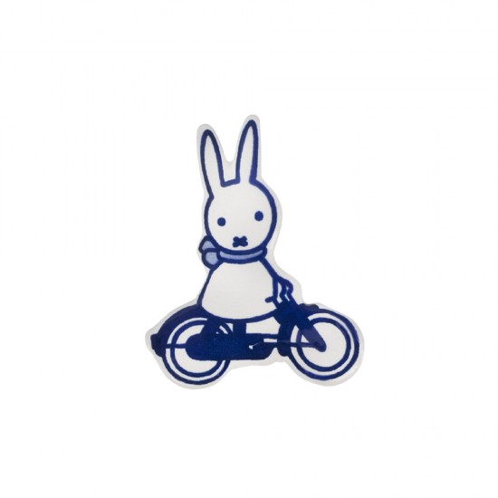 Een koelkastmagneet van Nijntje en fiets. Een magneet van Royal Delft (De Koninklijke Porceleyne Fles).