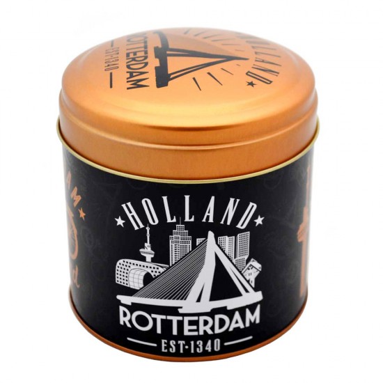 Stroopwafels in een speciaal voor Rotterdam ontworpen stroopwafelblik. Een stroopwafelblik met verschillende Rotterdam decoraties.