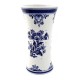 Schlanke Kelchvase in Delfter Blau mit der bekannten holländischen Landschaft mit Windmühle