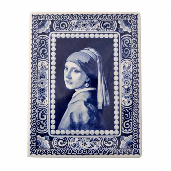 Delfter blaue Applikation mit einem Bild von „Mädchen mit einem Perlenohrring“ von Johannes Vermeer, eingerahmt in traditionelle Delfter Blumendekoration