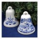 Eine Tischglocke aus Delfter Blau Steingut mit Weihnachtsdekoration. Eine Tischglocke mit aus der Sammlung von Royal Delft (De Koninklijke Porceleyne Fles). 
