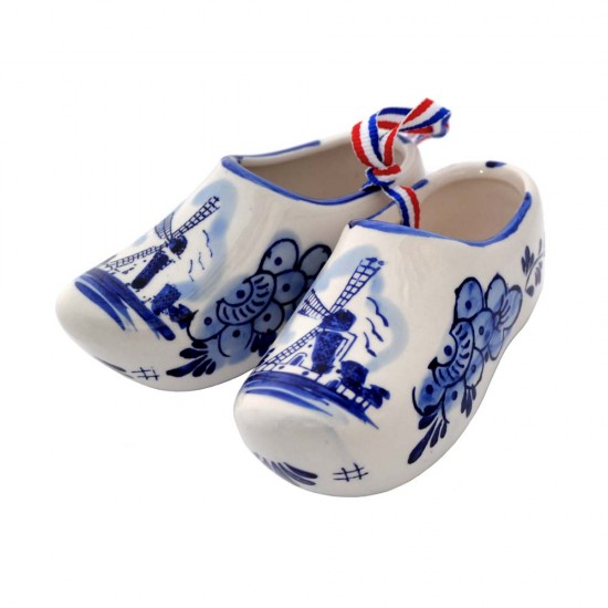 Delfts blauwe klompen met Holland en molen in traditioneel Delfts blauw bloemen motief