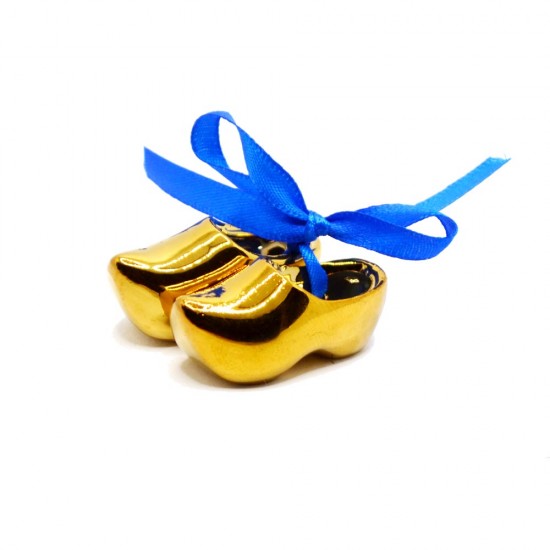 Weihnachtsdekoration aus einem Paar goldener Keramikschuhe