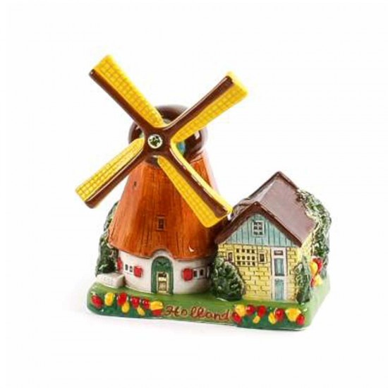 Poldermühle aus farbiger Keramik neben dem Haus in einer Szene mit Tulpen und Holland