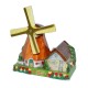 Poldermühle aus farbiger Keramik neben dem Haus in einer Szene mit Tulpen und Holland