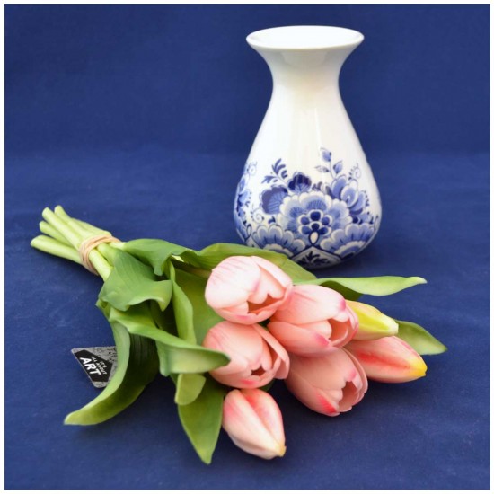 Strauß Real Touch Tulpen in der Farbe Rembrandt zartes Rosa. Der Tulpenstrauß besteht aus 7 30 cm langen Tulpen in verschiedenen Blütestadien.