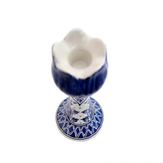 Hand painted Delft blue tulip candlestick. This large candlestick in the shape of a tulip is 20 centimeters high and is decorated with a Delft floral pattern.