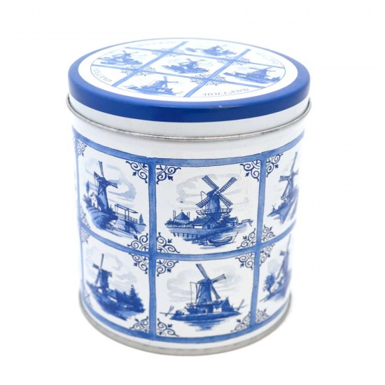 Storage tin for stroopwafels, biscuits and candy, for example. With 19 different Delft blue tiles of all types of Dutch windmills. Storage tin with 19 different Delft blue tiles of all types of Dutch windmills