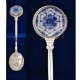 Luxuriöser Teelöffel mit einem Mini-Keramikteller in Delfter Blau mit Blumendekor und geprägter Windmühle