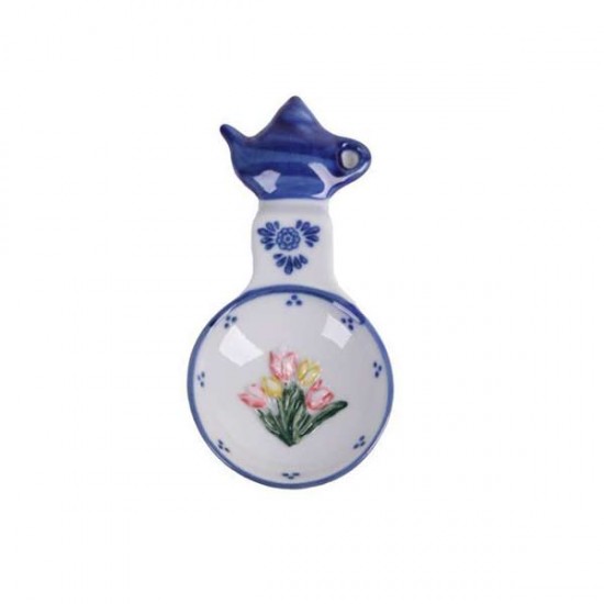 Teebeutelhalter aus Porzellan mit blauen Malereien und farbigen Tulpen im Relief