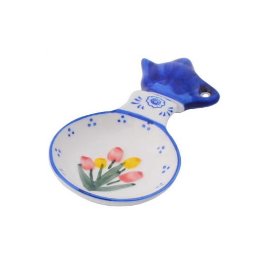 Teebeutelhalter aus Porzellan mit blauen Malereien und farbigen Tulpen im Relief