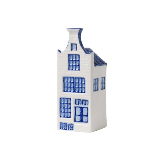 Delfts blauw miniatuurtje van een grachtenhuis met klokgevel. Dit is het vijfde huisje uit een serie van 5. Verzamel meerdere huisjes en Decoreer een leuke plek in huis met een straatje van Delfts blauwe  grachtenhuisjes