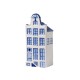 Delfts blauw miniatuurtje van een grachtenhuis met verhoogde halsgevels. Dit is het vierde huisje uit een serie van 5. Verzamel meerdere huisjes en Decoreer een leuke plek in huis met een straatje van Delfts blauwe  grachtenhuisjes.