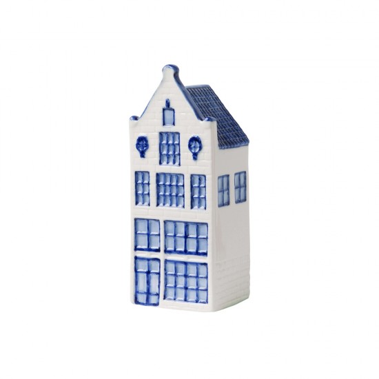 Delfts blauw miniatuurtje van een grachtenhuis met tuitgevels. Dit is het derde huisje uit een serie van 5. Verzamel meerdere huisjes en Decoreer een leuke plek in huis met een straatje van Delfts blauwe  grachtenhuisjes.