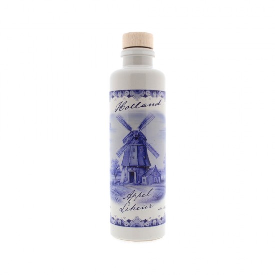 Steingutkrug in Delfter Blau, verziert mit Windmühle in einer Landschaft mit Blumendekor. Das Glas ist mit 100ml Apfellikör gefüllt. Herrlich süßer Apfellikör, geeignet zum Verfeinern von Desserts und Gebäck oder als Aperitif. Apfellikör wird auch ger Steingutkrug in Delfter Blau, verziert mit Windmühle in einer Landschaft mit Blumendekor. Das Glas ist mit 100ml Apfellikör gefüllt.