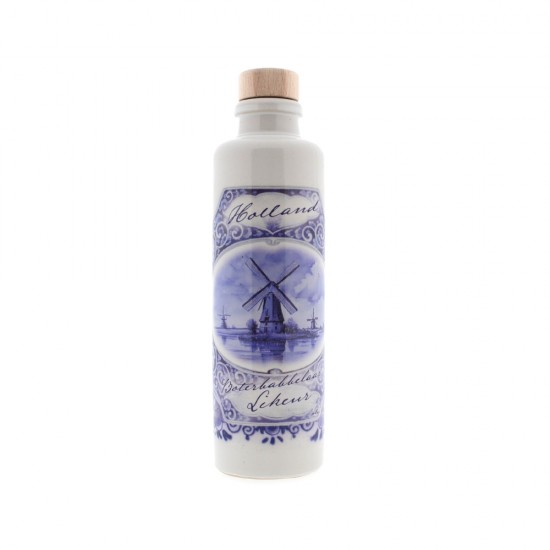 Steingutkrug in Delfter Blau, verziert mit Windmühlen in einer Landschaft mit Blumendekor. Das Glas ist mit 100 ml Boterbabbelaar-Likör gefüllt. Köstlich süßer Boterbabbelaar-Likör, geeignet zum Würzen von Desserts und Gebäck oder als Aperitif. Dieser Lik Steingutkrug in Delfter Blau, verziert mit Windmühlen in einer Landschaft mit Blumendekor. Das Glas ist mit 100 ml Boterbabbelaar-Likör gefüllt.