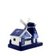 Keramikfigur einer Poldermühle in Delfter Blau neben einem Haus mit der Aufschrift „Holland“.