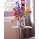 Diese weiße Tulpenvase hat eine moderne zylindrische Form und ist rundum mit schlanken Delfter blauen Orchideen verziert. Die geraden Ausgüsse oben sorgen für stabilen Halt, sodass die Blumen länger schön bleiben