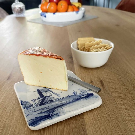 Keramieken Delfts blauwe kaasplank gedecoreerd met molens in Typisch Hollands landschap omrand met traditioneel Delfts blauwe bloemendecoratie