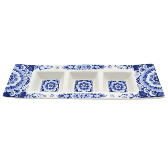 Serveer je hapjes en snacks in stijl met deze elegante Delfts blauwe tapas schaal. De schaal is vervaardigd uit hoogwaardig keramiek en prachtig gedecoreerd met een klassiek bloemmotief in Delfts blauw. Dankzij de rechthoekige vorm is hij ideaal voor het 