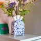 Kleine tulpenvaas op pootjes met traditioneel Delfts blauwe bloemen decoratie. Deze vaas met 3 tuiten heeft een moderne uitstraling en is door zijn vorm een echte eye-catcher. 