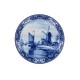 Breng tijdloze Hollandse schoonheid in huis met dit Delfts blauwe wandbord, prachtig gedecoreerd met een wipmolen en zeilboot in een klassiek Nederlands landschap