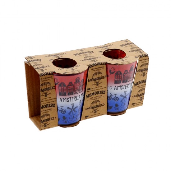 Set aus zwei Schnapsgläsern mit typisch holländischen Symbolen und dem Text Amsterdam auf einem Glas mit rot-weiß-blauem Hintergrund