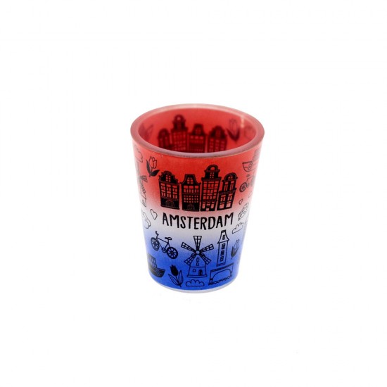 Set aus zwei Schnapsgläsern mit typisch holländischen Symbolen und dem Text Amsterdam auf einem Glas mit rot-weiß-blauem Hintergrund